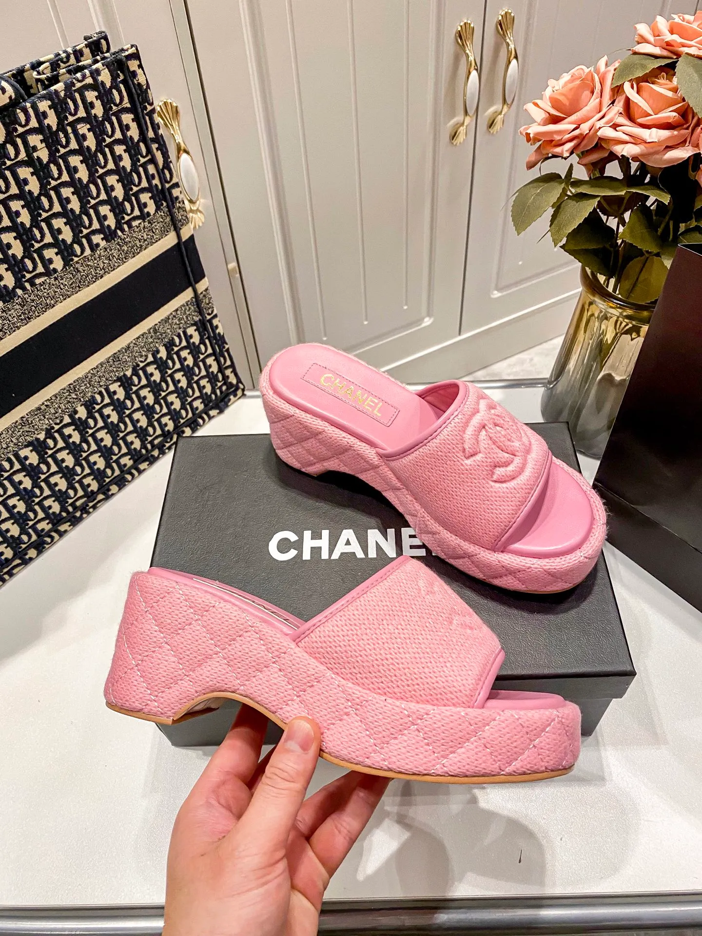 👟👟Ex-factory price 460👟👟Chanel 25C new early spring thick-soled slippers!  Top version! Early release. Thick sole design. 5cm heel height. Makes your legs longer in seconds. Original custom linen for the upper. Sheepskin for foot pads. Original genuine leather outsole. Size: 34-41. Customized. Non-returnable and non-exchangeable.